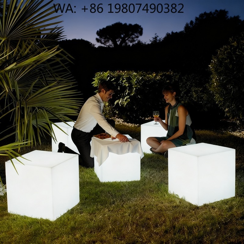 Outdoor Furniture Recycled Plastic - Mesa Lateral em Cubo de LED